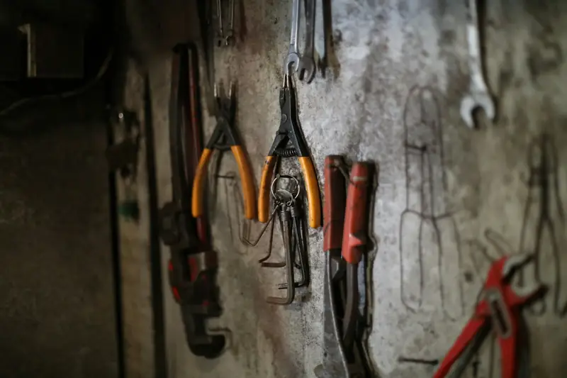 Werkzeug an der Wand einer Werkstatt