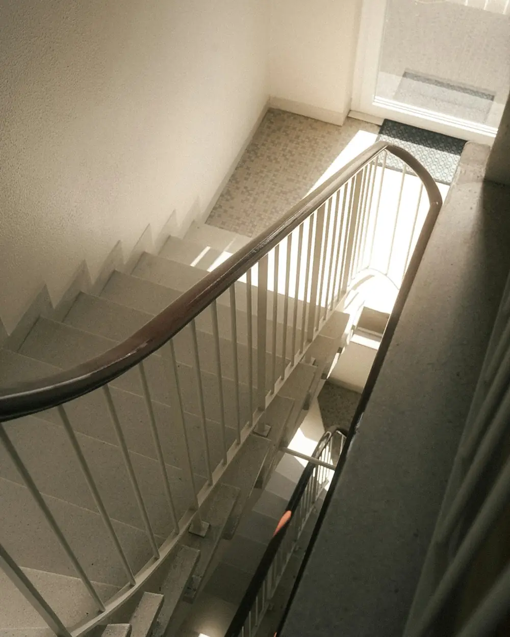 Helles Treppenhaus eines Mehrfamilienhauses von oben